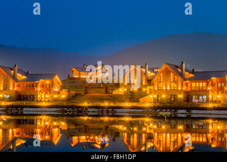 Schönes modernes Haus in der Nähe von See Stockfoto