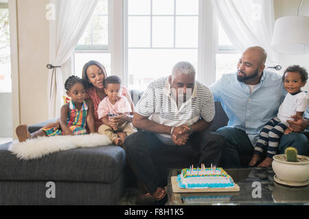 Afroamerikanische Familie feiert Geburtstag Stockfoto