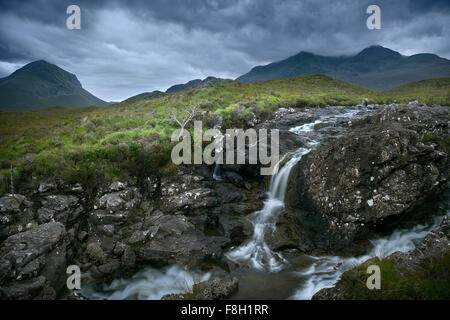 Wasserfall über die Felsen in ländlichen Landschaft Stockfoto