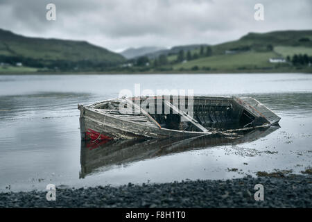 Verfallenes Boot im ländlichen See Stockfoto