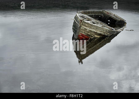 Verfallenes Boot im See Stockfoto