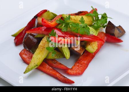 frisches Fleisch und Gemüse Bio gesunde Grillgut isoliert auf weißem Hintergrund Stockfoto