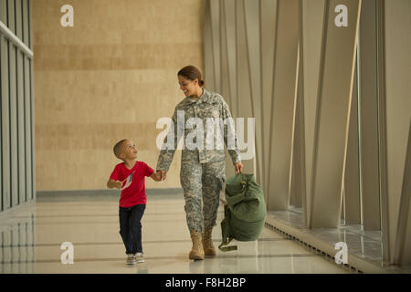 US-amerikanischer Soldat und Sohn wandern in Flughafen Stockfoto
