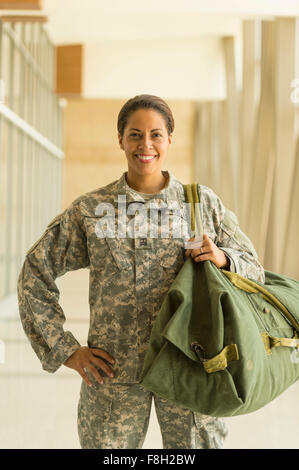 Afrikanische amerikanische Soldat lächelnd in Flughafen Stockfoto