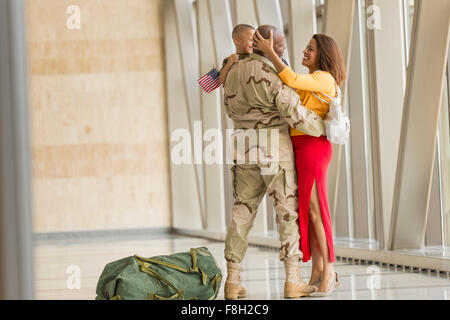 Afrikanische amerikanische Soldat Gruß Familie in Flughafen Stockfoto