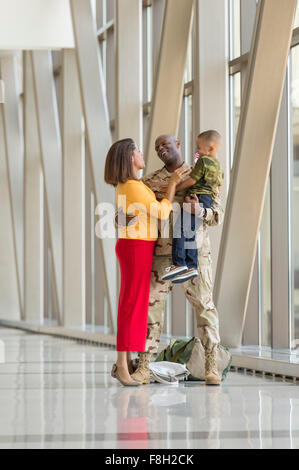 Afrikanische amerikanische Soldat Gruß Familie in Flughafen Stockfoto