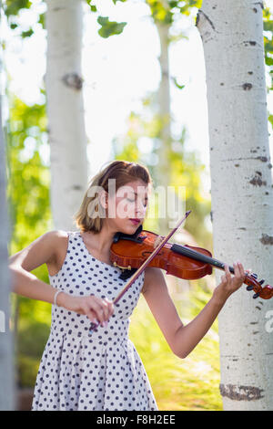 Gemischte Rassen Musiker spielen Violine im freien Stockfoto