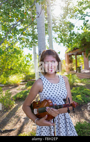 Gemischte Rassen Musiker halten Violine im freien Stockfoto