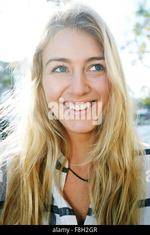 Kaukasische Frau lächelnd im freien Stockfoto