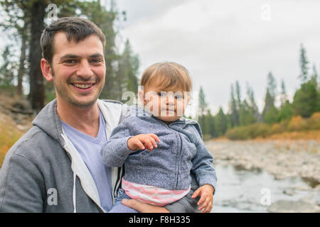 Vater mit Tochter am Fluss Stockfoto