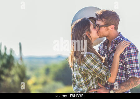 Kaukasische paar küssen im freien Stockfoto