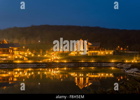 Schönes modernes Haus in der Nähe von See Stockfoto