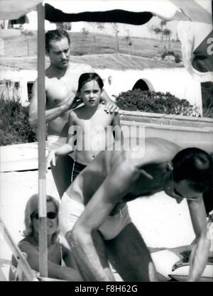 1962 - Keystone Rom Milko Skofic und sein Sohn, Petrizza, Costa Smeralda (Sardinien), der Ex-Mann von italienische Schauspielerin Gina Lollobrigida, Milko Skofic und seine Söhne Milketto während ihres Urlaubs, zusammen zu spielen. Skofin denkt, die Sängerin Ute de Vergas zu heiraten, wie schnell er die Scheidung von Gina Lollobrigida erhalten. © Keystone Bilder USA/ZUMAPRESS.com/Alamy Live-Nachrichten Stockfoto