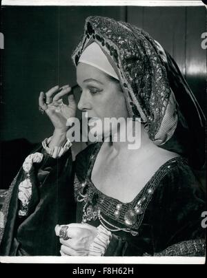 1962 - Cornelia Otis Skinner - eine One-Woman-Show aus Amerika: Touring der Provinzen und einen großen Erfolg ist amerikanische Entertainer Cornelia Otis Skinner. Bei 51 sagt sie, sie fährt fort zu arbeiten, "weil sie will, um bequem zu leben.'' und noch glücklich verheiratet ist, ein ehemaliger New York Banker, eines ihrer größten Verehrer ist. Sie ist berühmt für ihre schnellen Veränderungen und viele Charakterisierungen. In diesen Bildern bereitet sie sich auf eines der berühmtesten von ihnen - als Katherine von Aragon, Henry Vills Frau. Cornelia Otis Skinner Puta letzten Schliff für ihr Make-up für ihre Charakterisierung Stockfoto