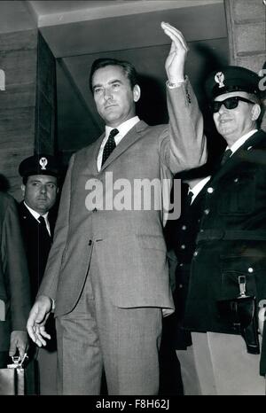 1966 - Latina, 24.10.66 italienische Schauspielerin Gina Lollobrigida und jugoslawischen stammenden Ehemann erschien Dr. Milko Skofic heute vor dem Präsidenten des Gericht für den öffentlichen im nahe gelegenen Latina, sie zu Fragen ihrer Trennung durch gegenseitige auszusprechen stimmen. Miss Lollobrigida und Skofic waren vor 15 Jahren verheiratet. Der schöne Bildschirm-Star und der Arzt haben live separat für Jahre. Im Juni letzten Jahres getrennt sie. Nach der Heirat, 1951, gab Skofic uns seine medizinische Karriere der Schauspielerin-Berater zu werden. Er ist jetzt ein Verlag Publishing Hause Salani von Florenz. © Keystone Bilder USA/ZUMAPRESS.com/Alamy Live-Nachrichten Stockfoto