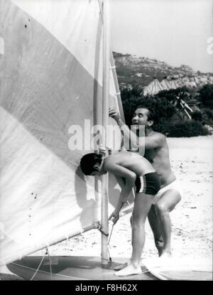 1962 - Keystone Rom Milko Skofic und sein Sohn, Petrizza, Costa Smeralda (Sardinien), der Ex-Mann von italienische Schauspielerin Gina Lollobrigida, Milko Skofic und seine Söhne Milketto während ihres Urlaubs, zusammen zu spielen. Skofin denkt, die Sängerin Ute de Vergas zu heiraten, wie schnell er die Scheidung von Gina Lollobrigida erhalten. © Keystone Bilder USA/ZUMAPRESS.com/Alamy Live-Nachrichten Stockfoto