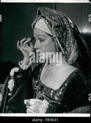1962 - Cornelia Otis Skinner - eine One-Woman-Show aus Amerika: Touring der Provinzen und einen großen Erfolg ist amerikanische Entertainer Cornelia Otis Skinner. Bei 51 sagt sie, sie fährt fort zu arbeiten, "weil sie will, um bequem zu leben.'' und noch glücklich verheiratet ist, ein ehemaliger New York Banker, eines ihrer größten Verehrer ist. Sie ist berühmt für ihre schnellen Veränderungen und viele Charakterisierungen. In diesen Bildern bereitet sie sich auf eines der berühmtesten von ihnen - als Katherine von Aragon, Henry Vills Frau. Cornelia Otis Skinner Puta letzten Schliff für ihr Make-up für ihre Charakterisierung Stockfoto