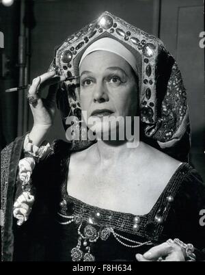 1962 - Cornelia Otis Skinner als Katherine von Aragon, verwendet man ein riesiges Repertoire Charakterisierungen in ihr eine Frau zu zeigen. Cornelia Otis Skinner - eine One-Woman-Show aus Amerika: Touring der Provinzen und einen großen Erfolg ist amerikanische Entertainer Cornelia Otis Skinner. Bei 51 sagt sie, sie fährt fort zu arbeiten, "weil sie will, um bequem zu leben.'' und noch glücklich verheiratet ist, ein ehemaliger New York Banker, eines ihrer größten Verehrer ist. Sie ist berühmt für ihre schnellen Veränderungen und viele Charakterisierungen. In diesen Bildern bereitet sie sich auf eines der berühmtesten von ihnen - als Käthe Stockfoto