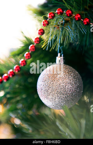 Glaskugel und Dekorationen am Weihnachtsbaum Stockfoto