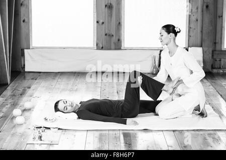 Frau, Thai Massage dehnen Stockfoto