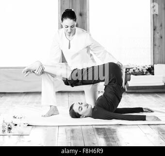 Frau, Thai Massage dehnen Stockfoto