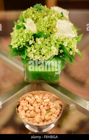 Bouquet und Snacks auf Tisch. Stockfoto