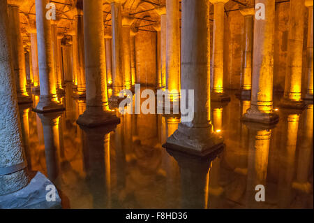 Alte römische Steinsäulen unterirdisch in der historischen Basilika-Zisterne in Istanbul Türkei Stockfoto