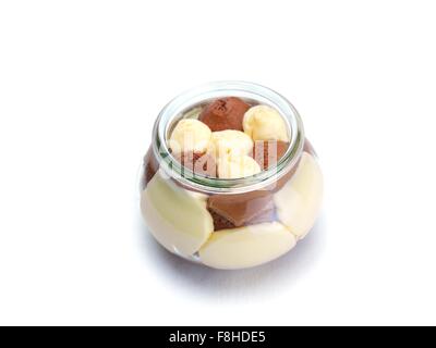 leckere Nachspeise Glasschale mit Früchten und Schokolade Stockfoto
