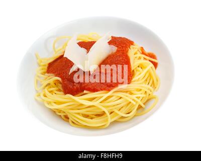 Italienische Spaghetti garniert mit Bolognese, oder Bolognese-sauce mit Tomaten, Fleisch und Käse auf einem einfachen weißen Teller Stockfoto