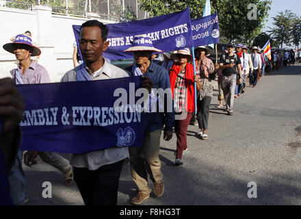 Phnom Penh, Kambodscha. 10. Dezember 2015. Aktivisten marschieren durch die Straßen auf dem Tag der Menschenrechte in Phnom Penh, Kambodscha, 10. Dezember 2015. Etwa 2.500 Mönchen, Menschenrechtler, Gewerkschafter und Arbeitnehmer sammelten in der kambodschanischen Hauptstadt Phnom Penh am Donnerstag anlässlich des internationalen Tages der Menschenrechte. © Sovannara/Xinhua/Alamy Live-Nachrichten Stockfoto