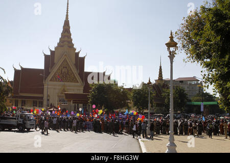 Phnom Penh, Kambodscha. 10. Dezember 2015. Aktivisten-Rallye in der Nähe des Justizministeriums auf dem Tag der Menschenrechte in Phnom Penh, Kambodscha, 10. Dezember 2015. Etwa 2.500 Mönchen, Menschenrechtsaktivisten, Gewerkschaftler und Arbeiter sammelten in der kambodschanischen Hauptstadt Phnom Penh am Donnerstag anlässlich des internationalen Tages der Menschenrechte. © Sovannara/Xinhua/Alamy Live-Nachrichten Stockfoto