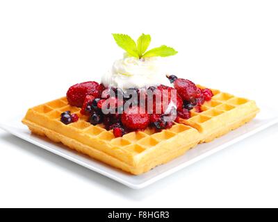 eine Auswahl von drei italienische Gelato-Eisportionierer garniert mit Nüssen, Schokolade, Obst auf knusprige Waffeln serviert Stockfoto