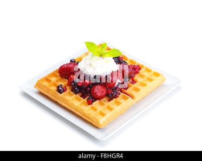 eine Auswahl von drei italienische Gelato-Eisportionierer garniert mit Nüssen, Schokolade, Obst auf knusprige Waffeln serviert Stockfoto