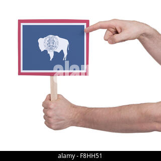 Hand, die kleine Karte, isoliert auf weiss - Flag of Wyoming Stockfoto