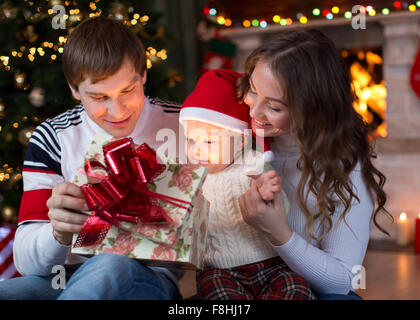 Öffnen Geschenke an Weihnachten und Silvester Stockfoto