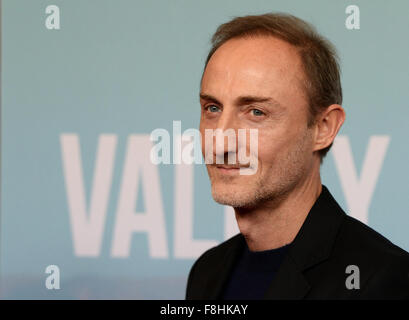 Berlin, Deutschland. 9. Dezember 2015. Französischer Direktor Guillaume Nicloux kommt zur Eröffnung der französischen Filmwoche und Fototermin für den Film "Valley of Love" in Berlin, Deutschland, 9. Dezember 2015. Bildnachweis: Dpa/Alamy Live-Nachrichten Stockfoto