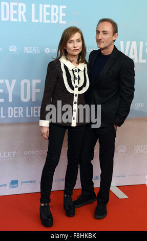 Berlin, Deutschland. 9. Dezember 2015. Französische Schauspielerin Isabelle Huppert (L) und französische Regisseur Guillaume Nicloux kommen für die Vorführung des Films "Valley of Love" in die französische Filmwoche in Berlin, Deutschland, 9. Dezember 2015. Die französische Filmwoche läuft vom 9. Dezember bis 12. Dezember 2015. Foto: Jens Kalaene/Dpa/Alamy Live News Stockfoto