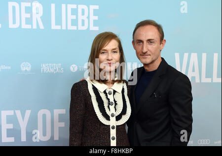 Berlin, Deutschland. 9. Dezember 2015. Französische Schauspielerin Isabelle Huppert (L) und französische Regisseur Guillaume Nicloux kommen für die Vorführung des Films "Valley of Love" in die französische Filmwoche in Berlin, Deutschland, 9. Dezember 2015. Die französische Filmwoche läuft vom 9. Dezember bis 12. Dezember 2015. Foto: Jens Kalaene/Dpa/Alamy Live News Stockfoto