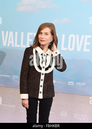 Berlin, Deutschland. 9. Dezember 2015. Französische Schauspielerin Isabelle Huppert kommt für die Vorführung des Films "Valley of Love" in die französische Filmwoche in Berlin, Deutschland, 9. Dezember 2015. Die französische Filmwoche läuft vom 9. Dezember bis 12. Dezember 2015. Foto: Jens Kalaene/Dpa/Alamy Live News Stockfoto