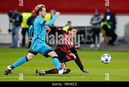 Leverkusen, Deutschland. 9. Dezember 2015. Ivan Rakitic (FC Barcelona) fordert Hakan Calhanoglu (Bayer 04 Leverkusen), während die Champions-League-Spiel zwischen Bayer 04 Leverkusen und dem FC Barcelona, Bayarena in Leverkusen am 9. Dezember 2015. Bildnachweis: Dpa picture Alliance/Alamy Live News Stockfoto