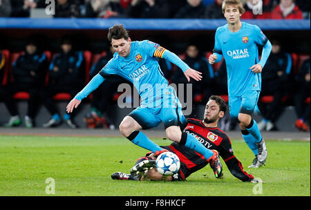 Leverkusen, Deutschland. 9. Dezember 2015. Hakan Calhanoglu (Bayer 04 Leverkusen) (R) fordert bei der Champions-League-Spiel zwischen Bayer 04 Leverkusen und dem FC Barcelona, Bayarena in Leverkusen am 9. Dezember 2015 Lionel Messi (FC Barcelona). Bildnachweis: Dpa picture Alliance/Alamy Live News Stockfoto