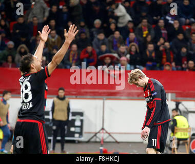 Leverkusen, Deutschland. 9. Dezember 2015. Karim Bellarabi (Bayer 04 Leverkusen) böse (L) und Stefan Kießling (Bayer 04 Leverkusen) während der Champions-League-Spiel zwischen Bayer 04 Leverkusen und dem FC Barcelona, Bayarena in Leverkusen am 9. Dezember 2015 enttäuscht. Bildnachweis: Dpa picture Alliance/Alamy Live News Stockfoto