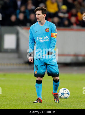 Leverkusen, Deutschland. 9. Dezember 2015. Lionel Messi (FC Barcelona) Kontrollen während der Champions-League-match zwischen Bayer 04 Leverkusen und dem FC Barcelona, Bayarena in Leverkusen am 9. Dezember 2015. Bildnachweis: Dpa picture Alliance/Alamy Live News Stockfoto