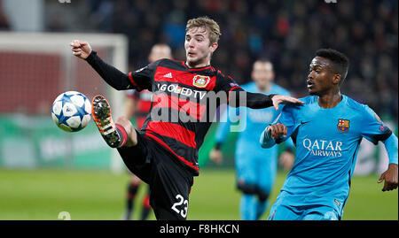 Leverkusen, Deutschland. 9. Dezember 2015. Roberto Hilbert (Bayer 04 Leverkusen) (L) fordert bei der Champions-League-Spiel zwischen Bayer 04 Leverkusen und dem FC Barcelona, Bayarena in Leverkusen am 9. Dezember 2015 Wilfrid Kaptoum (FC Barcelona). Bildnachweis: Dpa picture Alliance/Alamy Live News Stockfoto