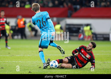 Leverkusen, Deutschland. 9. Dezember 2015. Hakan Calhanoglu (Bayer 04 Leverkusen) (R) gegen Segi Samper (FC Barcelona) in der Champions-League-match zwischen Bayer 04 Leverkusen und dem FC Barcelona, Bayarena in Leverkusen am 9. Dezember 2015. Bildnachweis: Dpa picture Alliance/Alamy Live News Stockfoto