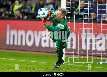 Leverkusen, Deutschland. 9. Dezember 2015. Marc-Andre ter Stegen (FC Barcelona) hält einen Ball in der Champions-League-Spiel zwischen Bayer 04 Leverkusen und dem FC Barcelona, Bayarena in Leverkusen am 9. Dezember 2015. Bildnachweis: Dpa picture Alliance/Alamy Live News Stockfoto