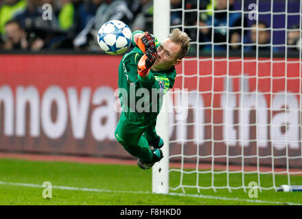 Leverkusen, Deutschland. 9. Dezember 2015. Marc-Andre ter Stegen (FC Barcelona) hält einen Ball in der Champions-League-Spiel zwischen Bayer 04 Leverkusen und dem FC Barcelona, Bayarena in Leverkusen am 9. Dezember 2015. Bildnachweis: Dpa picture Alliance/Alamy Live News Stockfoto