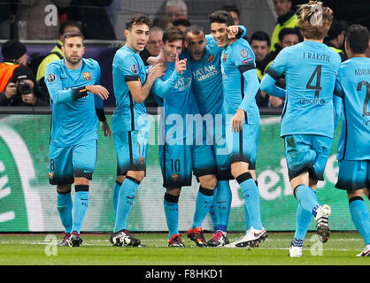 Leverkusen, Deutschland. 9. Dezember 2015. Lionel Messi (FC Barcelona) (M) erzielte das 1:0 in der Champions-League-Spiel zwischen Bayer 04 Leverkusen und dem FC Barcelona, Bayarena in Leverkusen am 9. Dezember 2015 feiert. Bildnachweis: Dpa picture Alliance/Alamy Live News Stockfoto