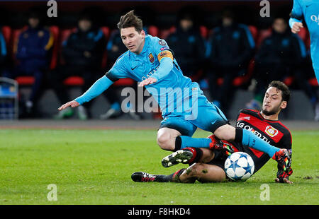 Leverkusen, Deutschland. 9. Dezember 2015. Hakan Calhanoglu (Bayer 04 Leverkusen) (R) fordert bei der Champions-League-Spiel zwischen Bayer 04 Leverkusen und dem FC Barcelona, Bayarena in Leverkusen am 9. Dezember 2015 Lionel Messi (FC Barcelona). Bildnachweis: Dpa picture Alliance/Alamy Live News Stockfoto