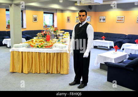 Jungen Kellner im Restaurant Stockfoto